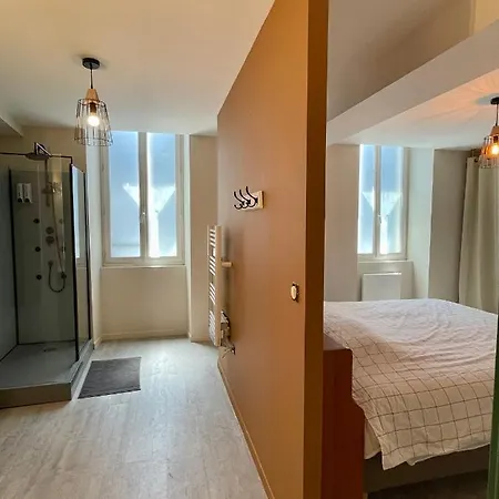 Апартаменты Gite Les Pissenlits Centre Historique Saint-astier *